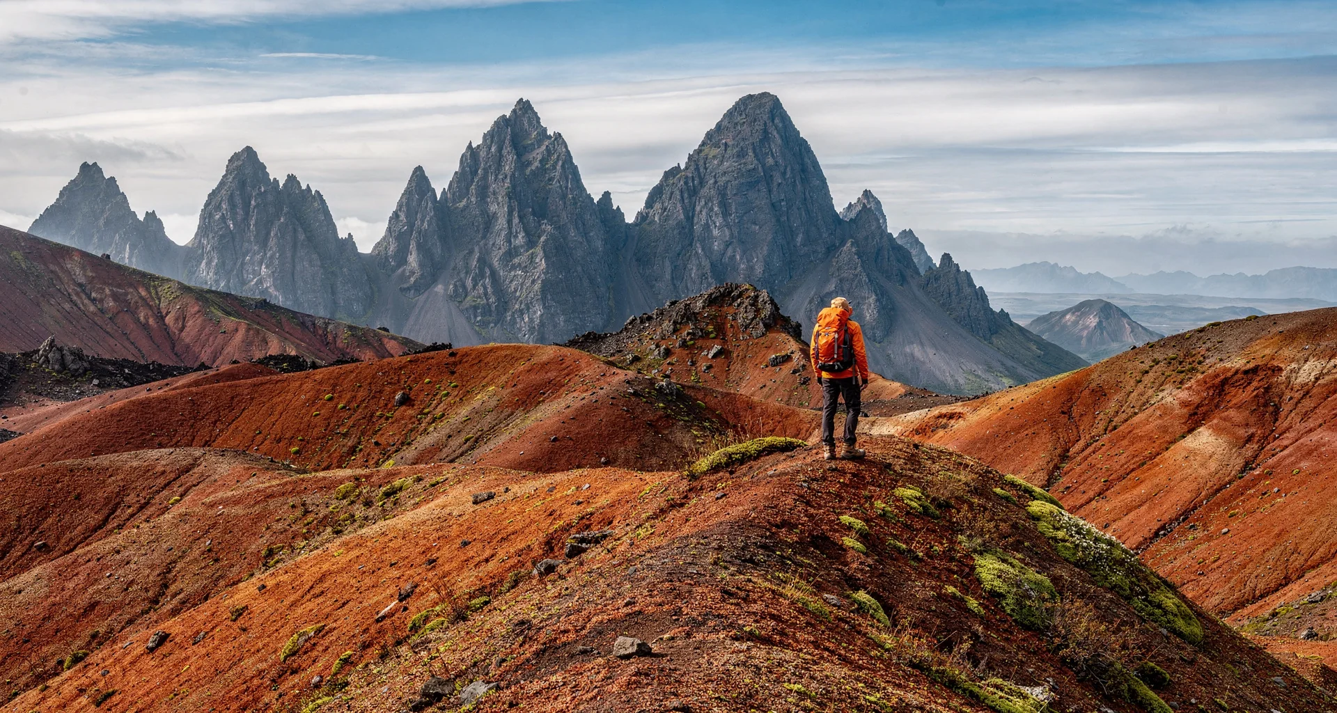 Un randonneur sur un plateau volcanique du Massif central